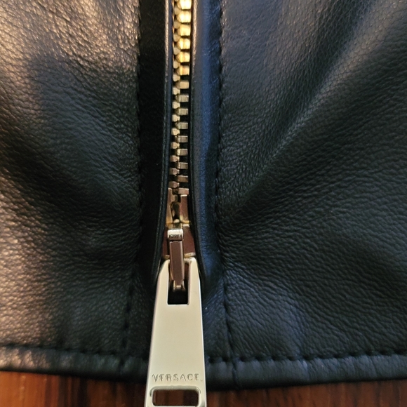 Flash sale⚡️Versace Leather Skirt size 44 - Picture 4 of 13